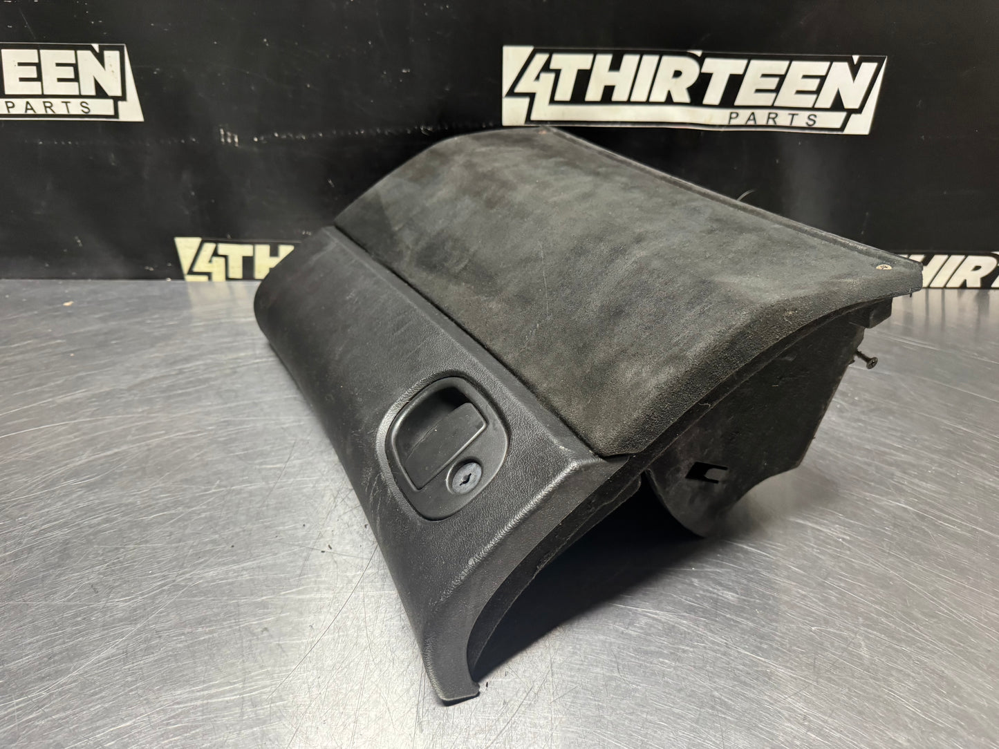 04-06 PONTIAC GTO GLOVE BOX OEM #N301