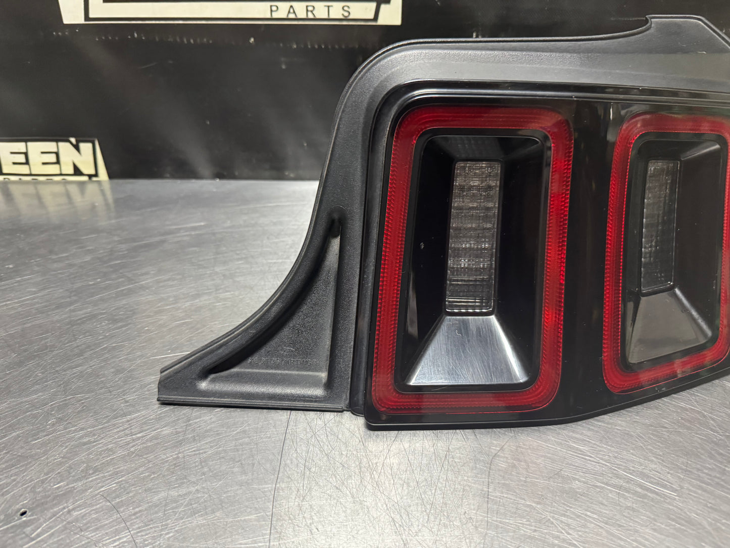 13-14 FORD MUSTANG LED RH PASSENGER TAIL LIGHT DR33-13B504-AG OEM #N680