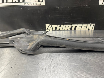 97-04 CORVETTE C5 FRONT WINDSHIELD SEAL / WEATHERSTRIPPING OEM #L473