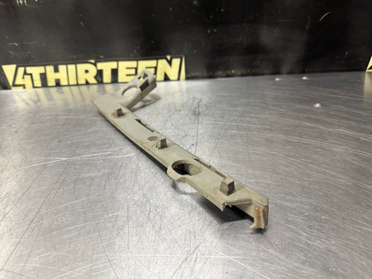 04-06 PONTIAC GTO FRONT RH RIGHT FRONT BUMPER GUIDE BRACKET 92177409 OEM #N896