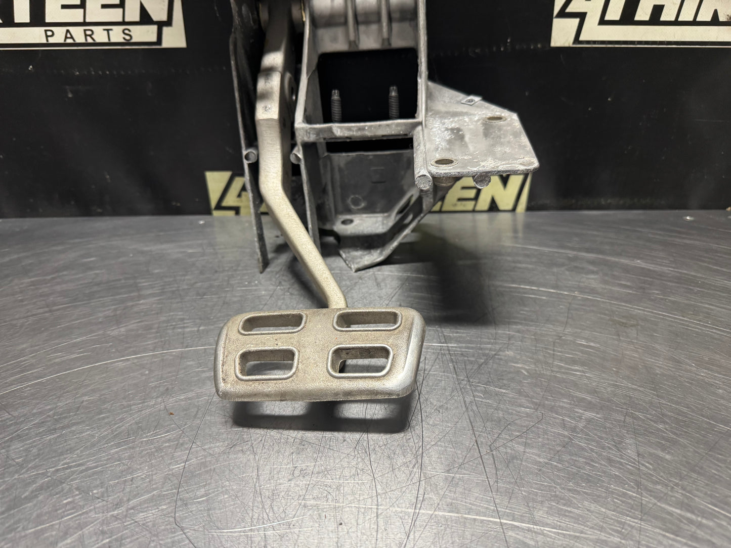 1997-2004 C5 CORVETTE AUTOMATIC PEDAL ASSEMBLY 10400213 #N507