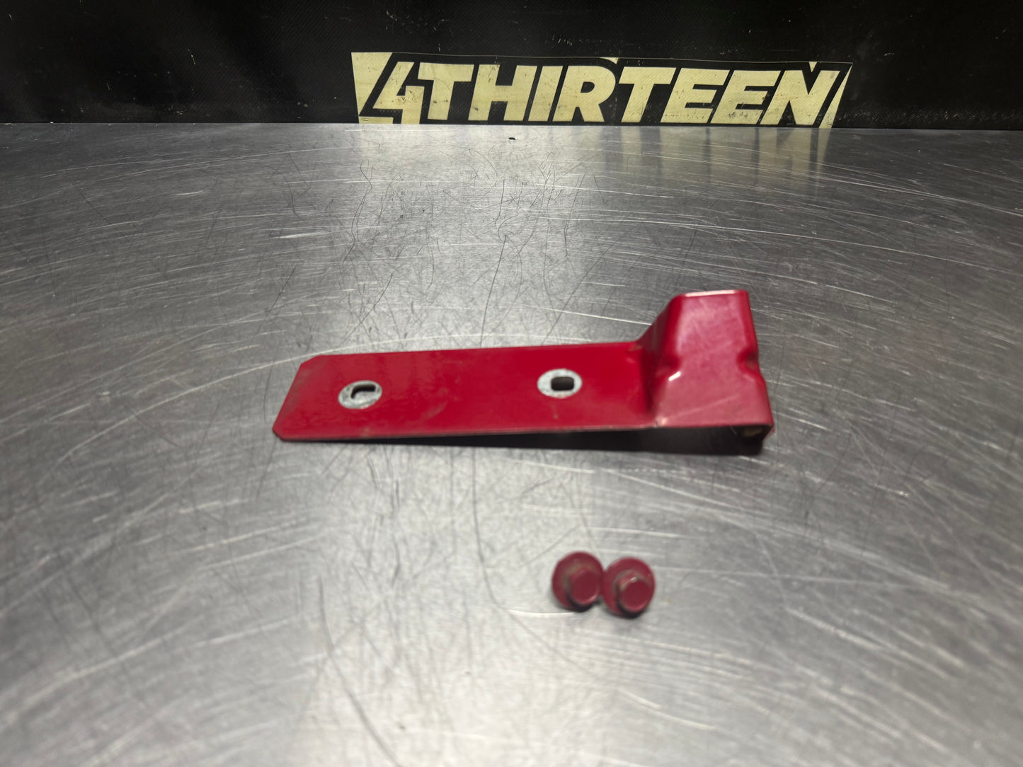 04-06 PONTIAC GTO LH  DRIVER FENDER SIDE SKIRT SUPPORT BRACKET OEM #N638