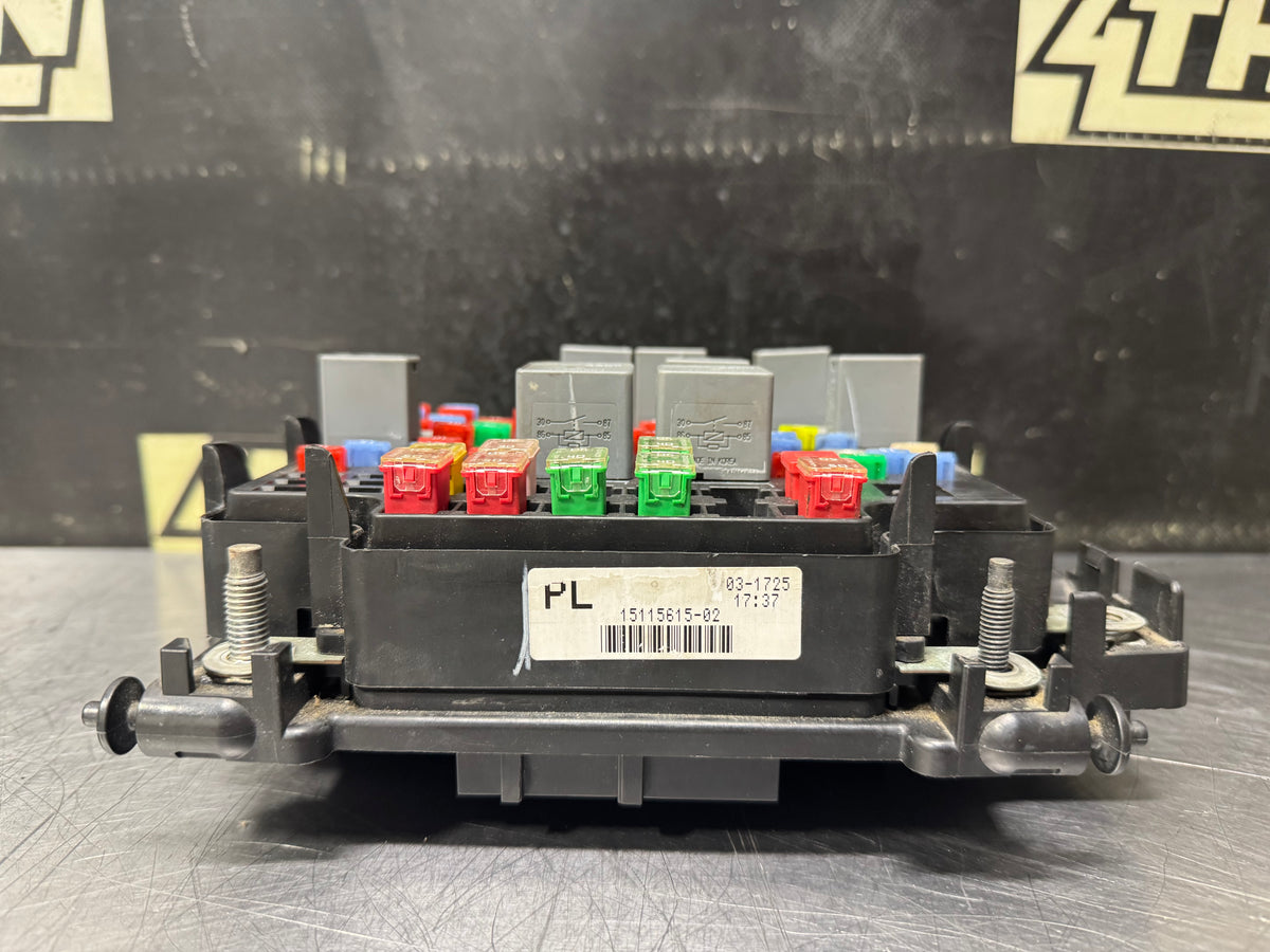 03-05 CHEVY SILVERADO GMC SIERRA 2500 ENGINE BAY FUSE BOX 15115615-02 OEM #N971