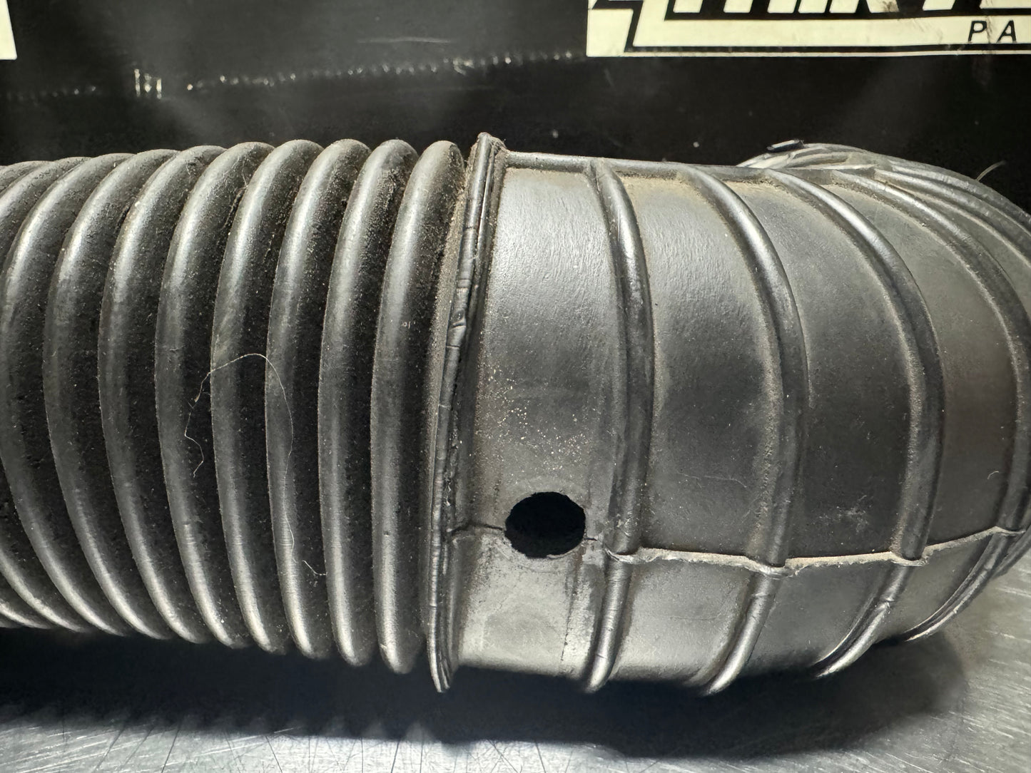 04 PONTIAC GTO AIR INTAKE RUBBER HOSE INTLET OEM #N461