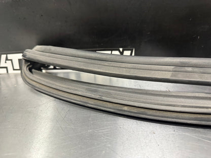 97-04 CORVETTE C5 FRONT WINDSHIELD SEAL / WEATHERSTRIPPING OEM #L473