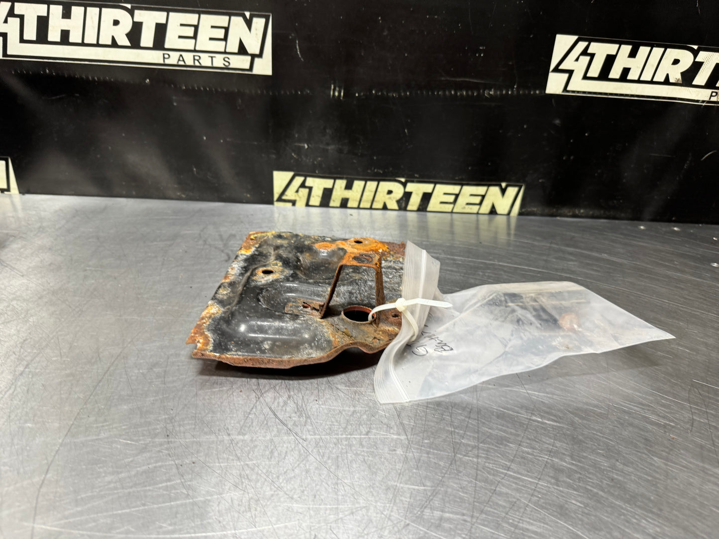 04-06 PONTIAC GTO BATTERY TRAY OEM #N712