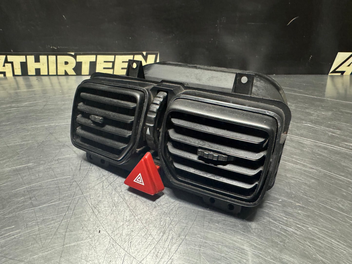 04-06 PONTIAC GTO CENTER DASH AC VENT HAZARD LIGHT 92084219 OEM #N281