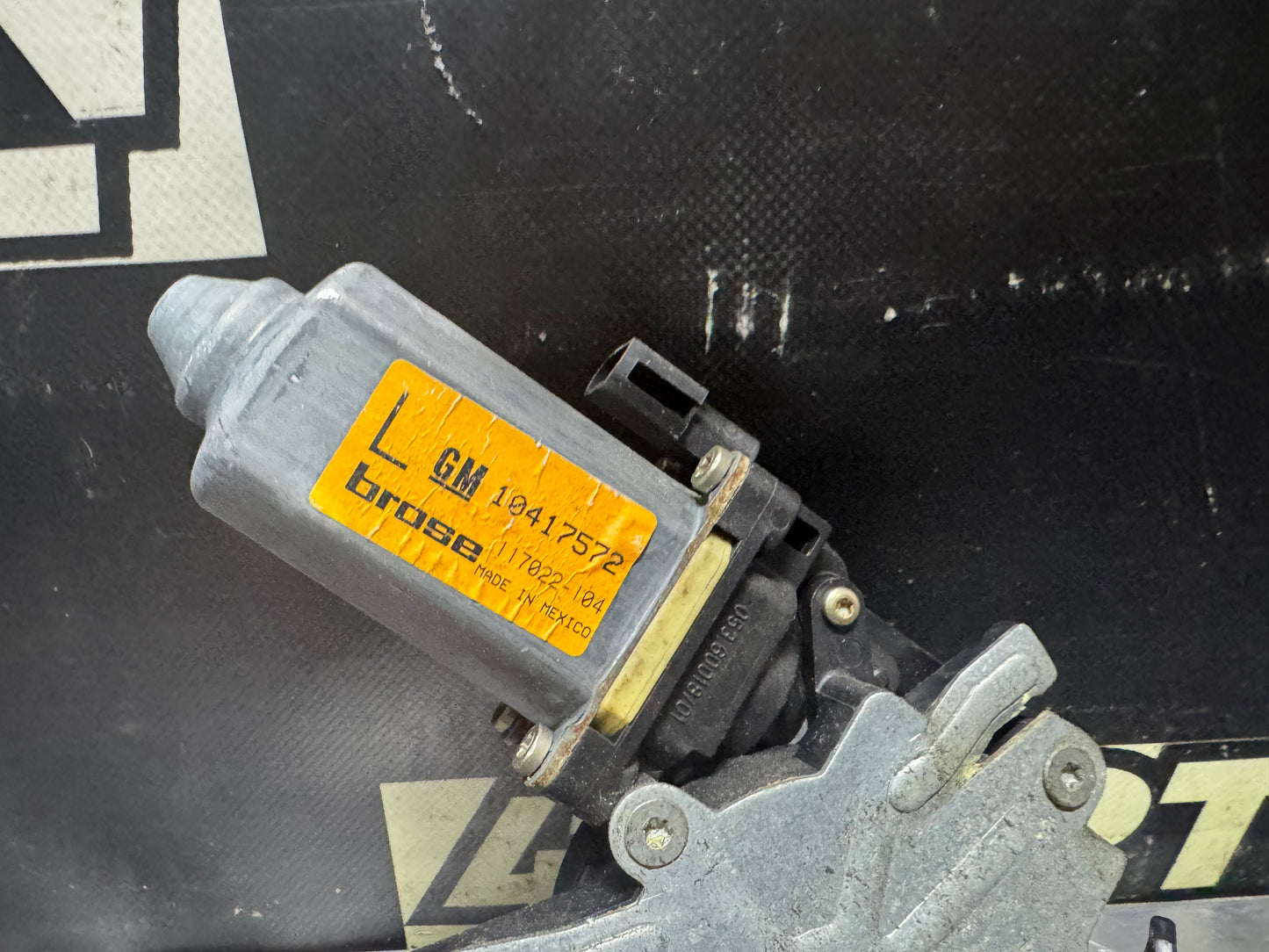 97-04 C5 CORVETTE DRIVER LH WINDOW MOTOR REGULATOR ASSEMBLY 10417572 OEM #N529