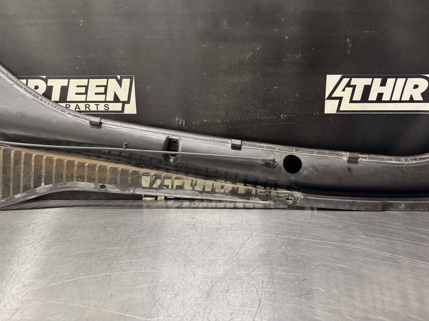 97-04 C5 CORVETTE WINDSHIELD WIPER COWL 10446063 OEM #N59
