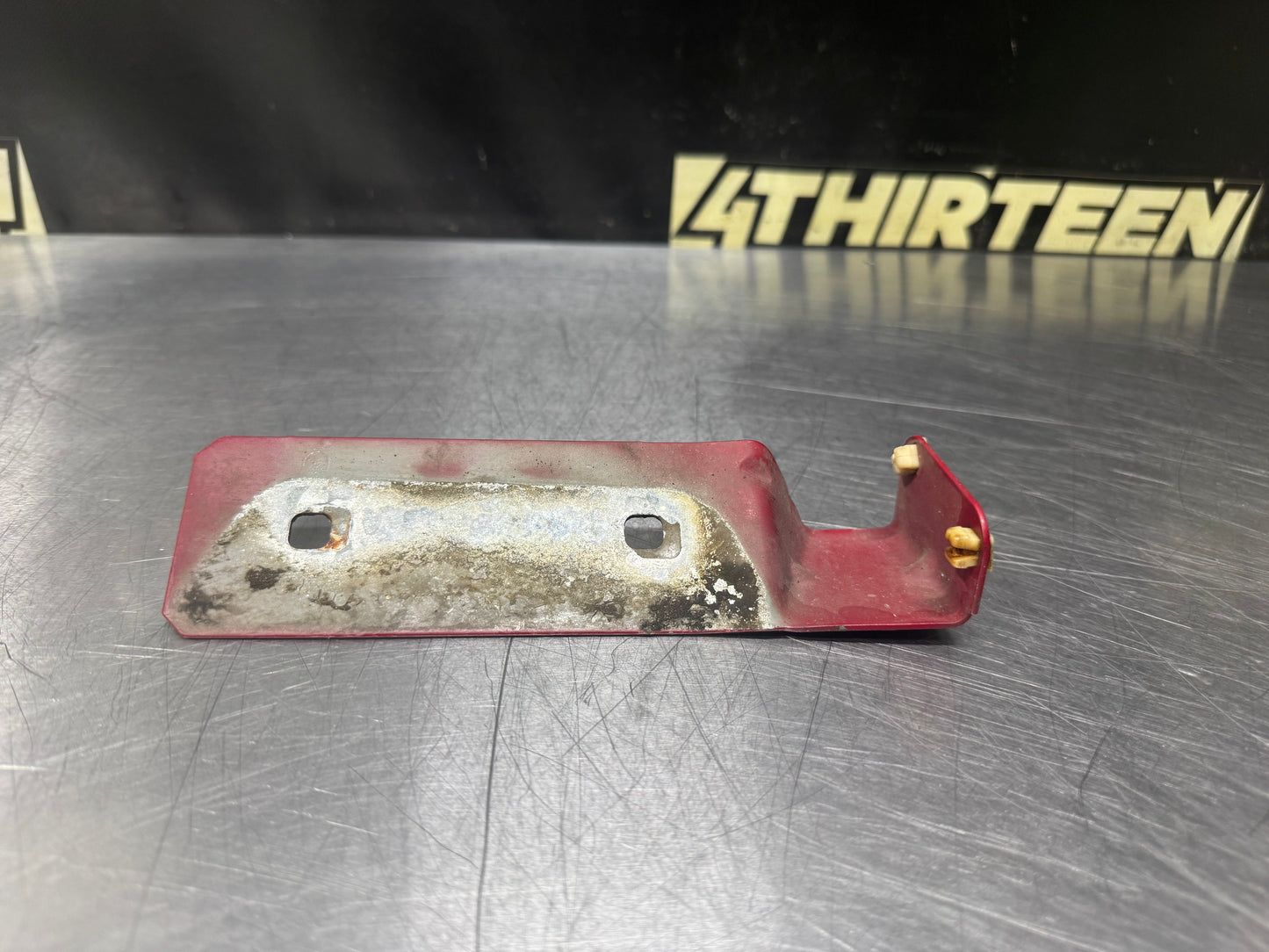 04-06 PONTIAC GTO RH PASSENGER FENDER SIDE SKIRT SUPPORT BRACKET OEM #N628