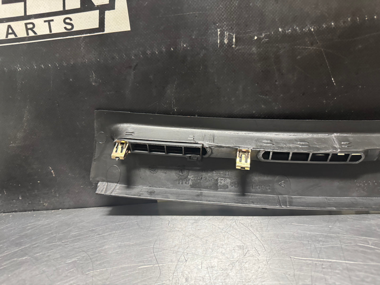 04-06 PONTIAC GTO LH DASH COWL TRIM OEM 92105077 #N309