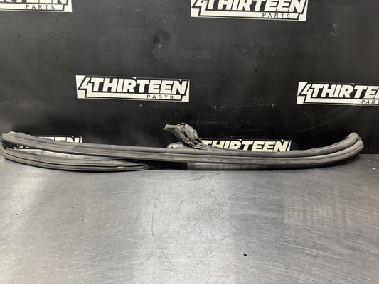 97-04 CORVETTE C5 FRONT WINDSHIELD SEAL / WEATHERSTRIPPING OEM #L473