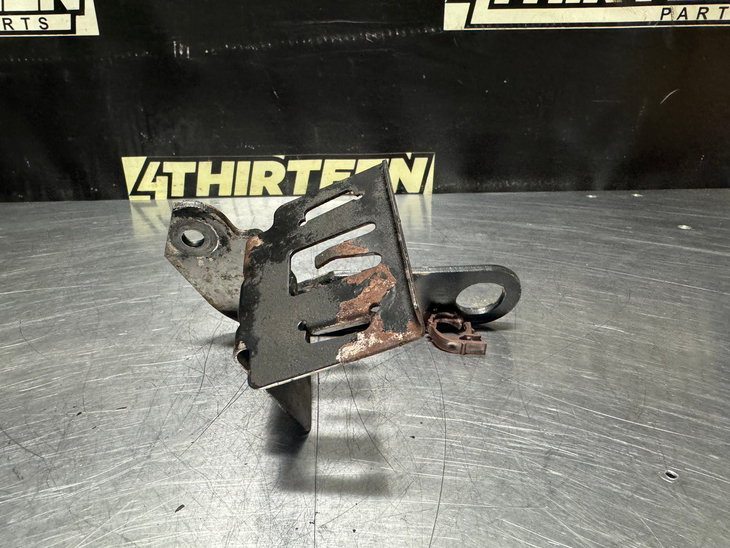 04-06 PONTIAC GTO POWER STEERING RESERVOIR BRACKET OEM #N482