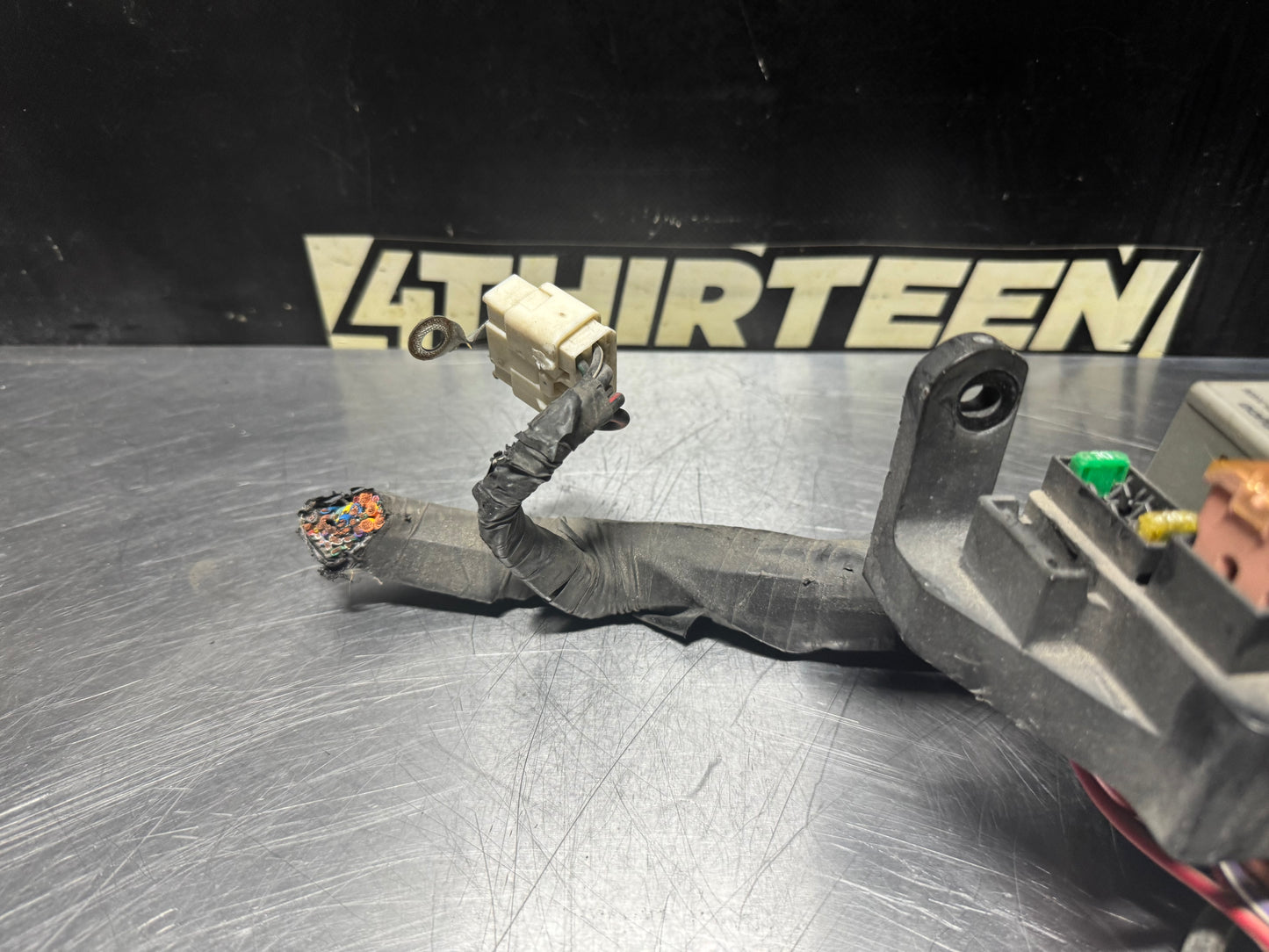 04-06 PONTIAC GTO FUSE BOX #N139