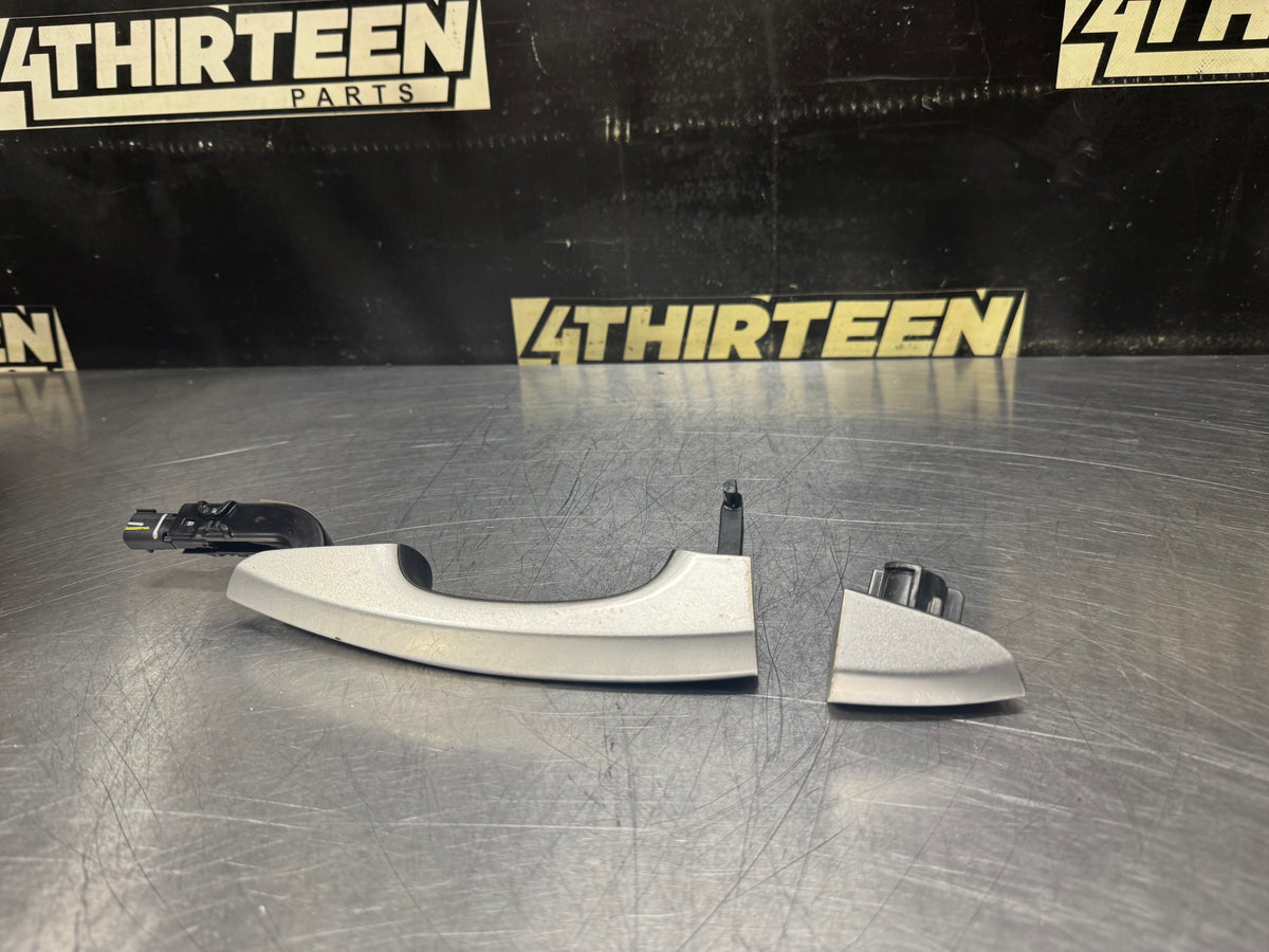 18-23 FORD MUSTANG GT RH PASSENGER SIDE EXTERIOR DOOR HANDLE SILVER OEM #V21