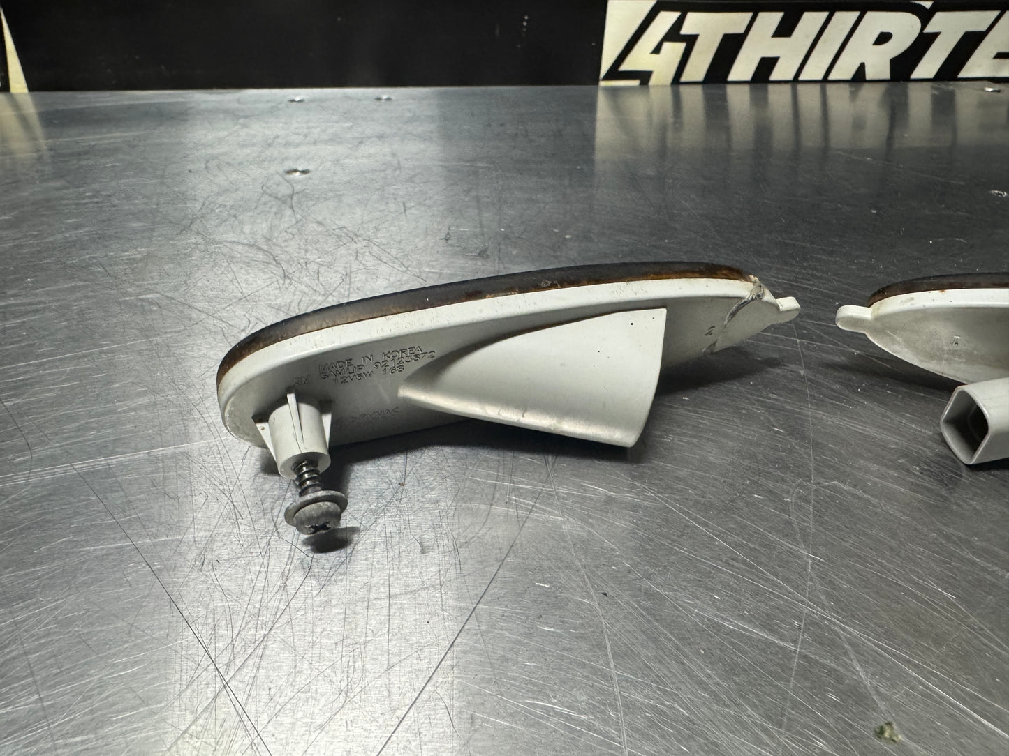 04-06 PONTIAC GTO FRONT BUMPER SIDE MARKERS OEM #N85