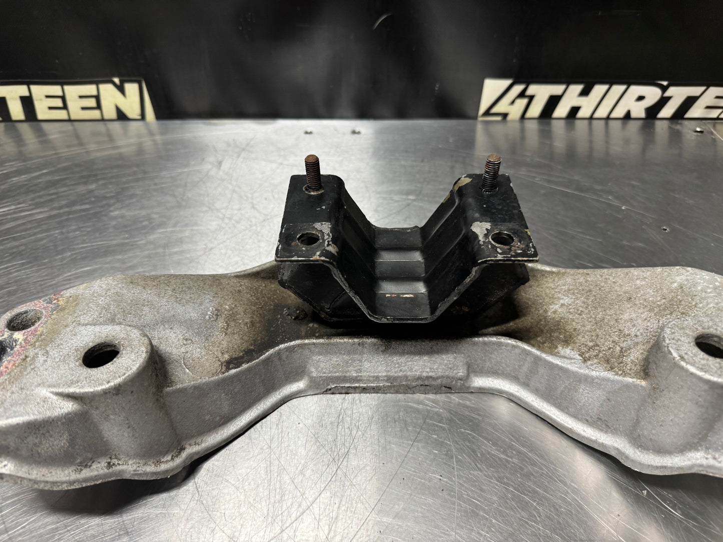 04-06 PONTIAC GTO TRANSMISSION T56 CROSSMEMBER OEM #N197
