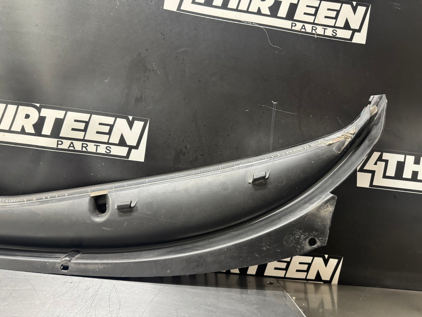 97-04 C5 CORVETTE WINDSHIELD WIPER COWL 10446063 OEM #N59