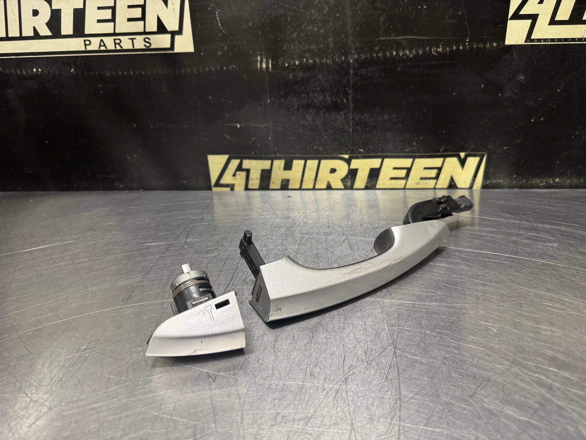 2015 FORD MUSTANG GT LH DRIVER SIDE EXTERIOR DOOR HANDLE SILVER OEM #V18