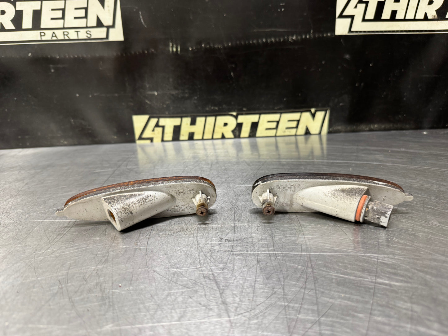 04-06 PONTIAC GTO FRONT BUMPER SIDE MARKERS OEM #N709
