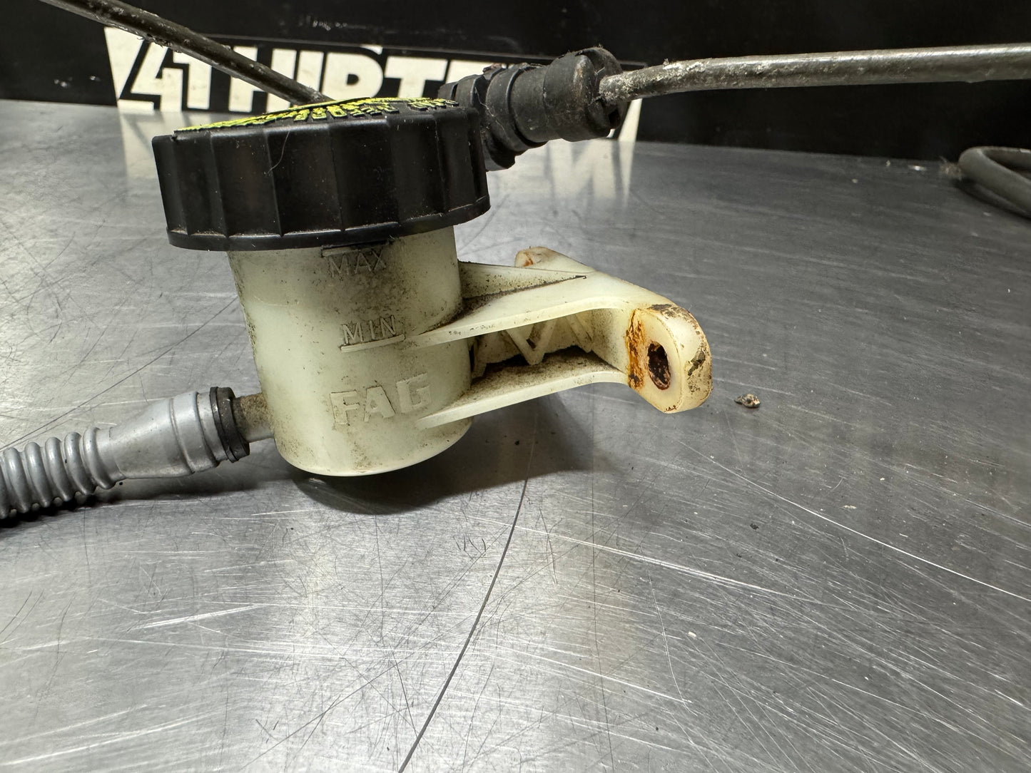 04-06 PONTIAC GTO HYDRAULIC CLUTCH MASTER CYLINDER W/RESERVOIR AND LINES #L458