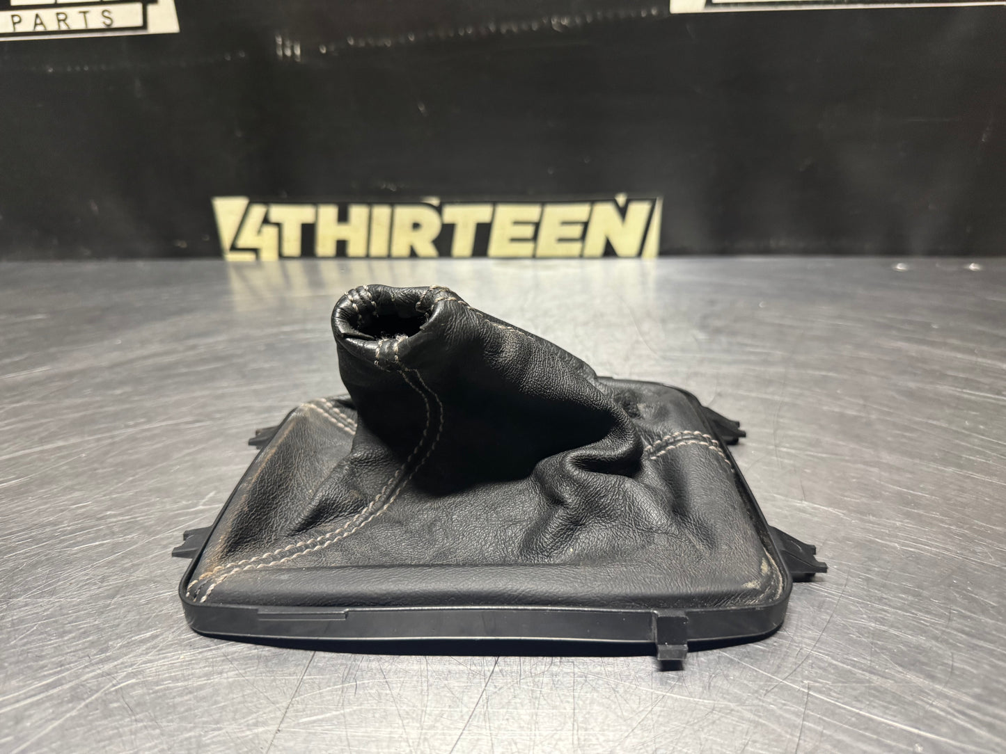 04-06 PONTIAC GTO MANUAL SHIFT BOOT W/ BEZEL OEM #N372