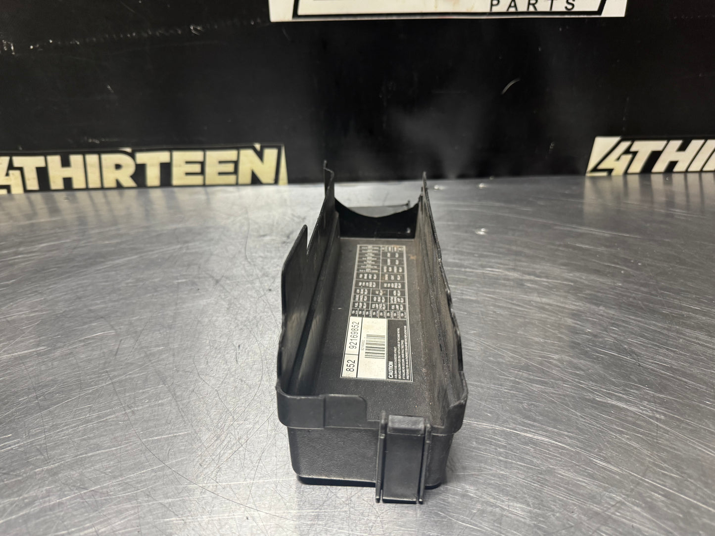 04-06 PONTIAC GTO UNDER HOOD FUSE BOX LID 92169852 OEM #N258