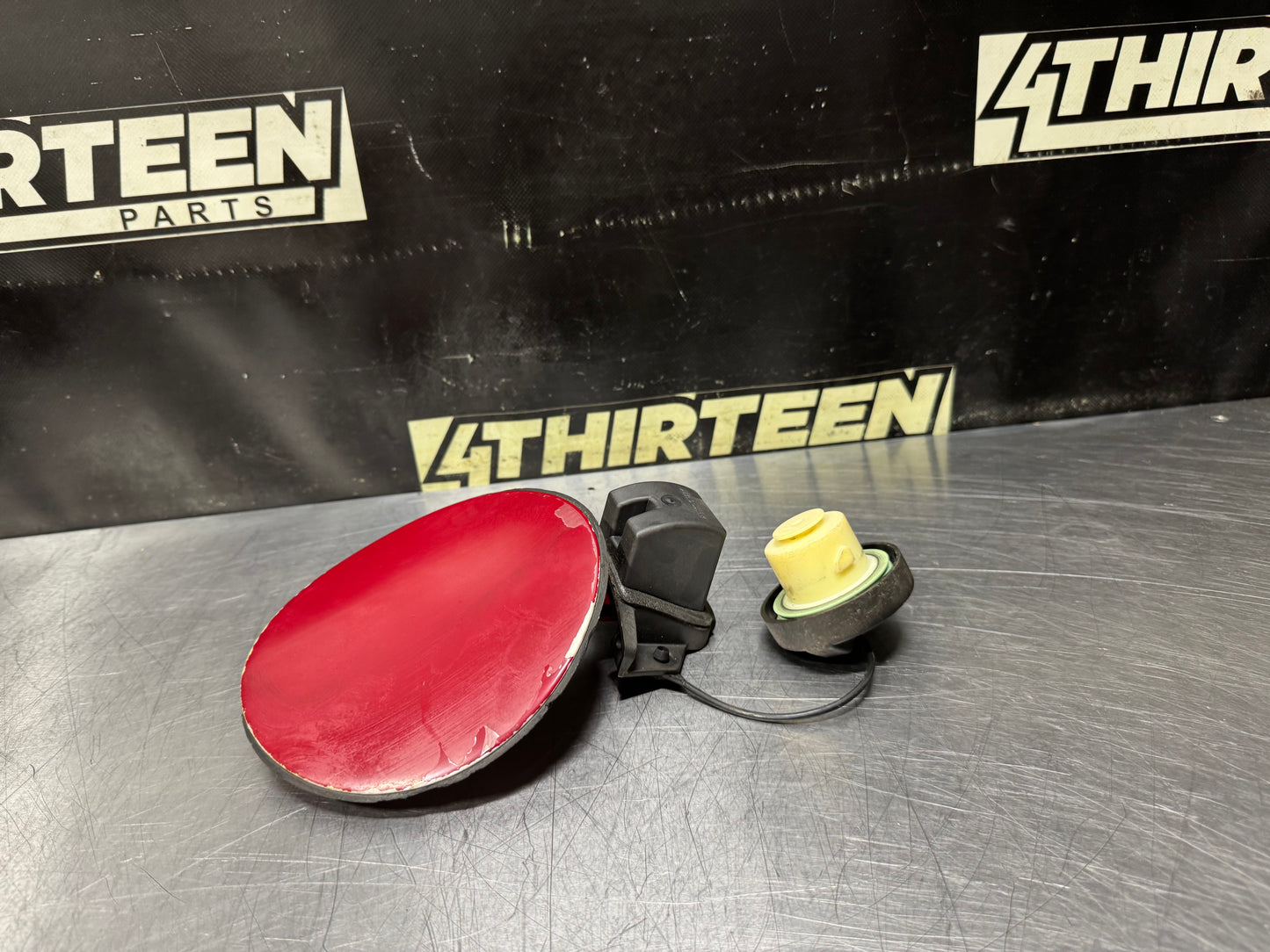 04-06 PONTIAC GTO FUEL FILLER DOOR ASSEMBLY RED 92119899 OEM #N714