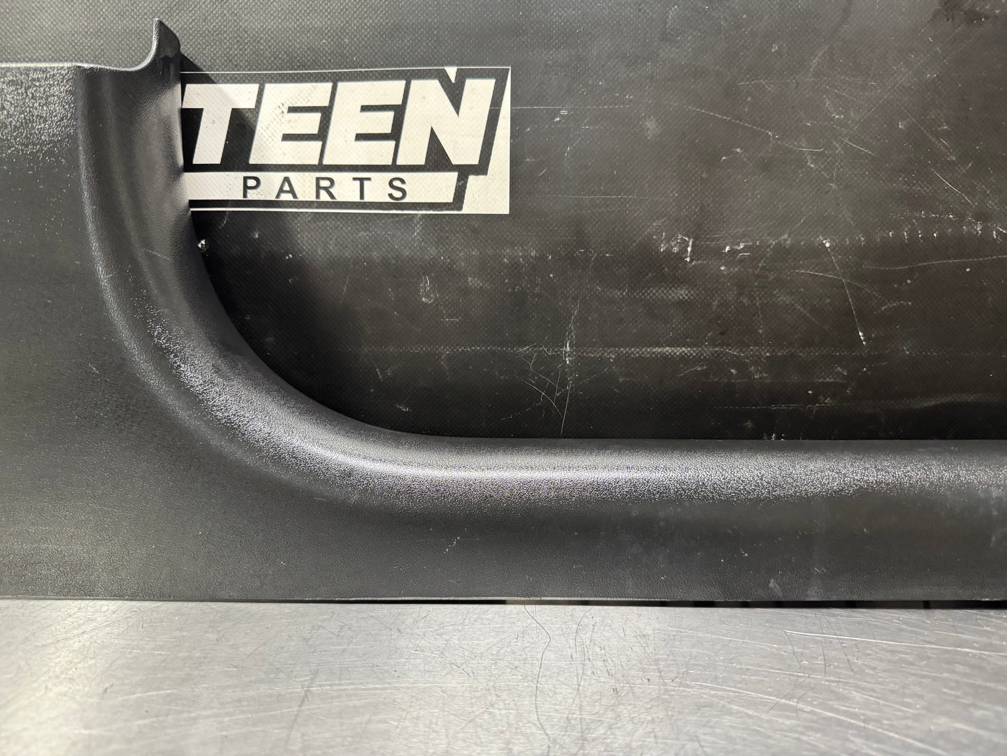 97-04 C5 CORVETTE PASSENGER SIDE DOOR SILL KICK PANEL RH BLK OEM 10247092 #L470