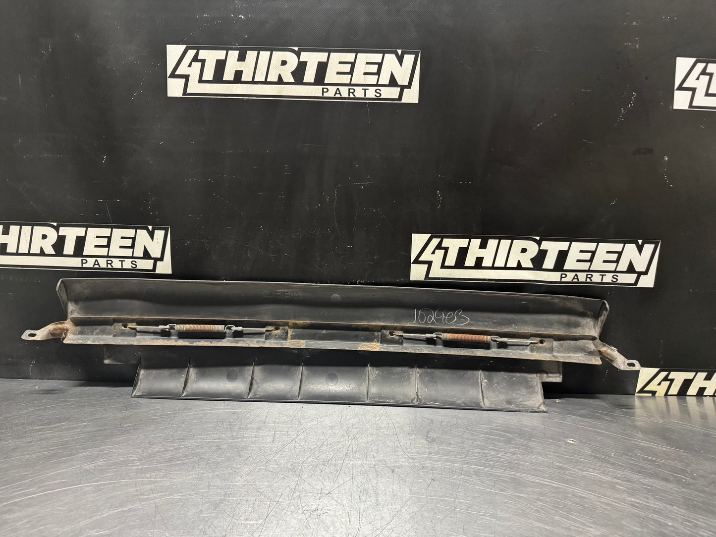 97-04 C5 CORVETTE LOWER CENTER AIR DEFLECTOR ASSEMBLY 10401458 OEM #N287