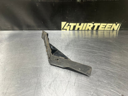 97-04 C5 CORVETTE RH PASSENGER SIDE EXTERIOR A-PILLAR BRACKET OEM #N631