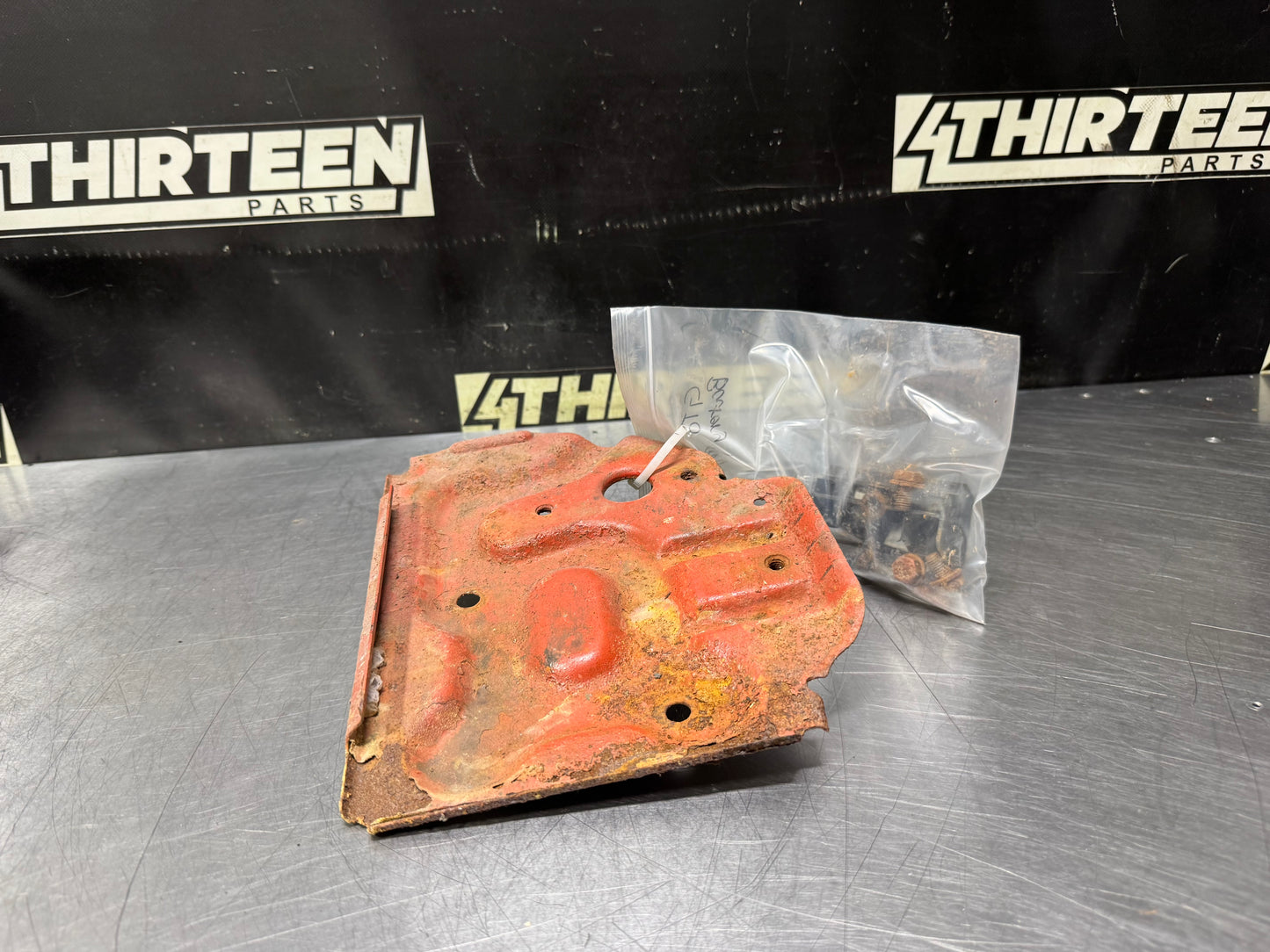 04-06 PONTIAC GTO BATTERY TRAY OEM #N712