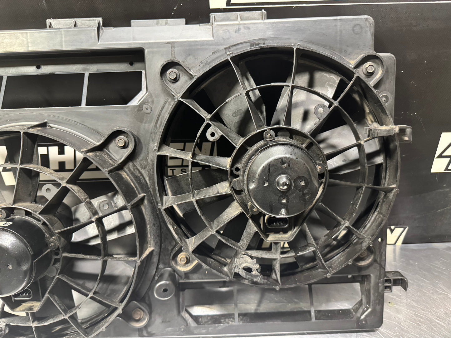 1993-97 CAMARO FIREBIRD TRANS AM GM DUAL RADIATOR FANS W/ SHROUD 22106035 #L489