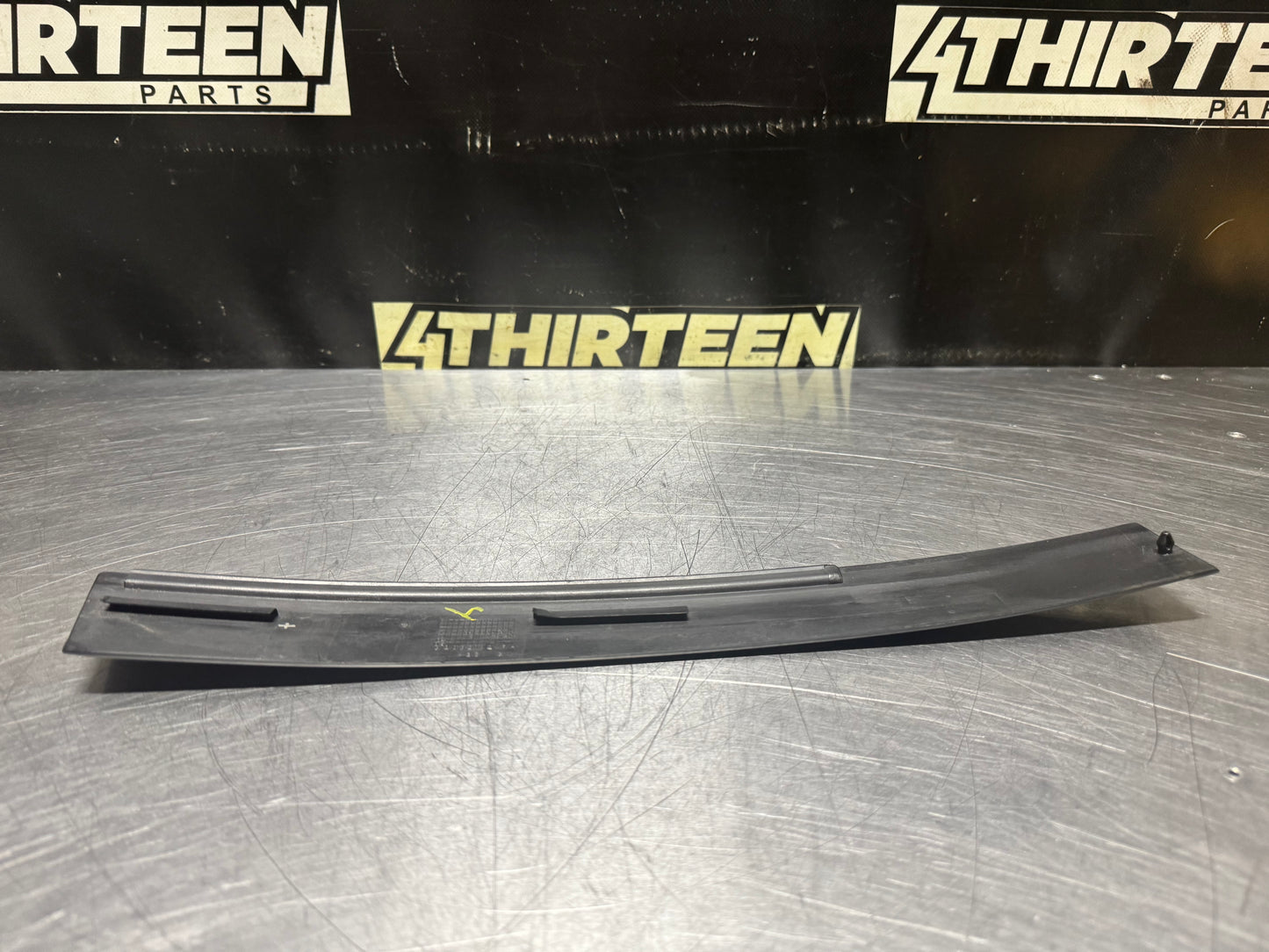 04-06 PONTIAC GTO EXTERIOR B PILLAR WINDOW TRIM RH SIDE 92093112 OEM #N591