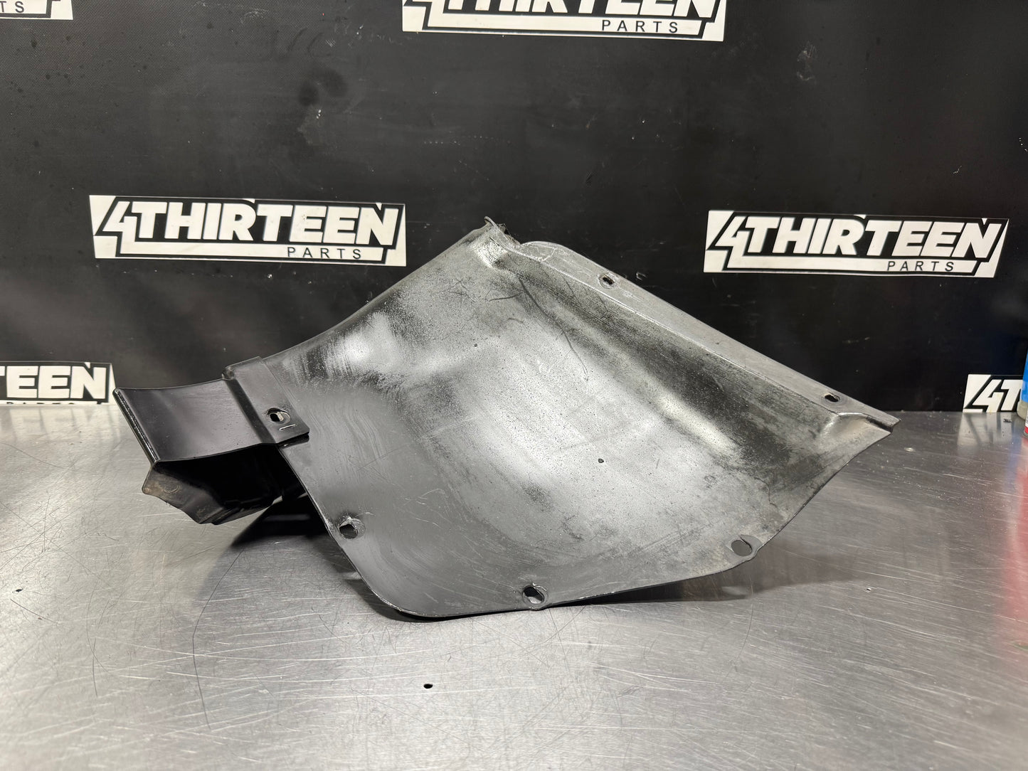 97-04 CORVETTE C5 RH PASSENGER FRONT INNER WHEEL LINER OEM 10298464 #L469