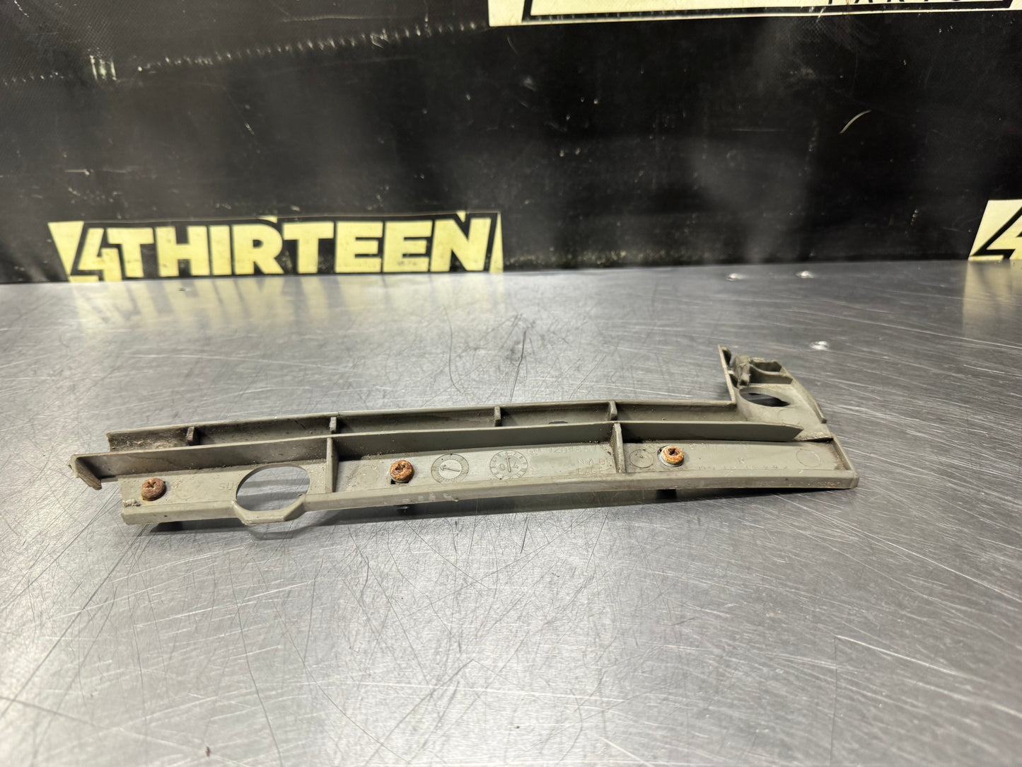 04-06 PONTIAC GTO FRONT RH RIGHT FRONT BUMPER GUIDE BRACKET 92177409 OEM #N896
