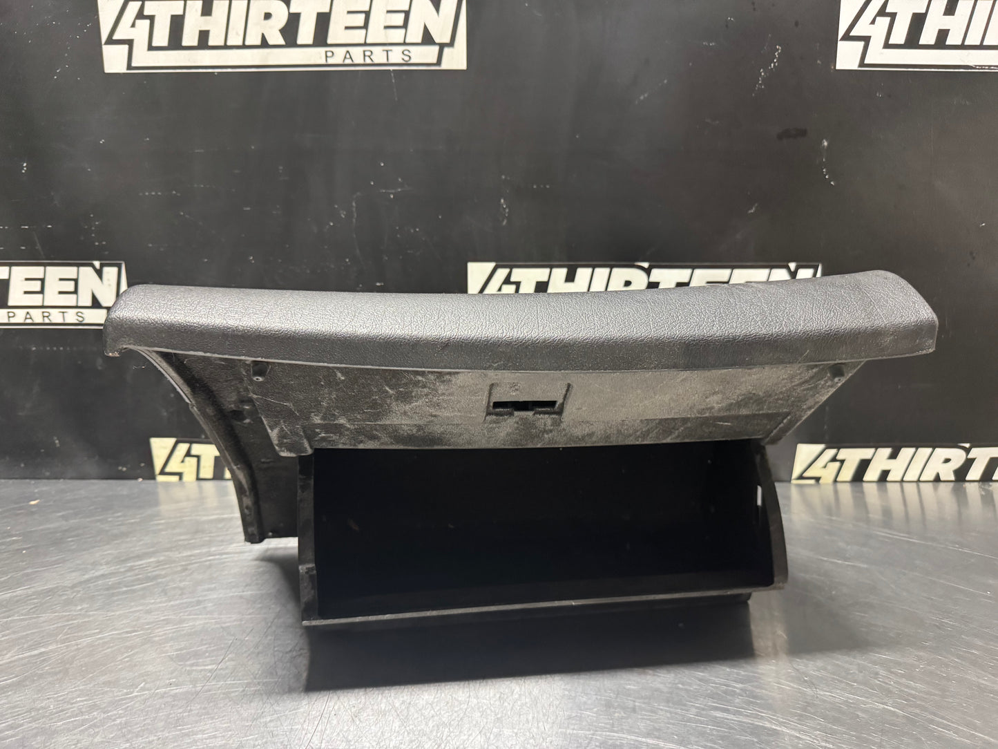 04-06 PONTIAC GTO GLOVE BOX OEM #N301