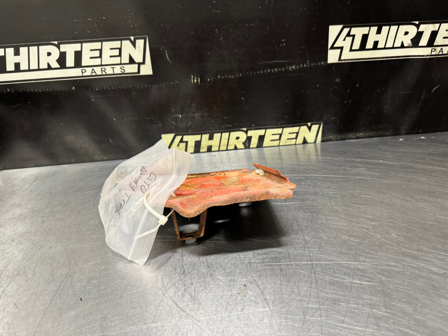 04-06 PONTIAC GTO BATTERY TRAY OEM #N712
