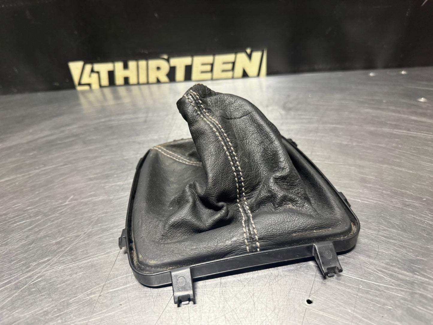 04-06 PONTIAC GTO MANUAL SHIFT BOOT W/ BEZEL OEM #N372