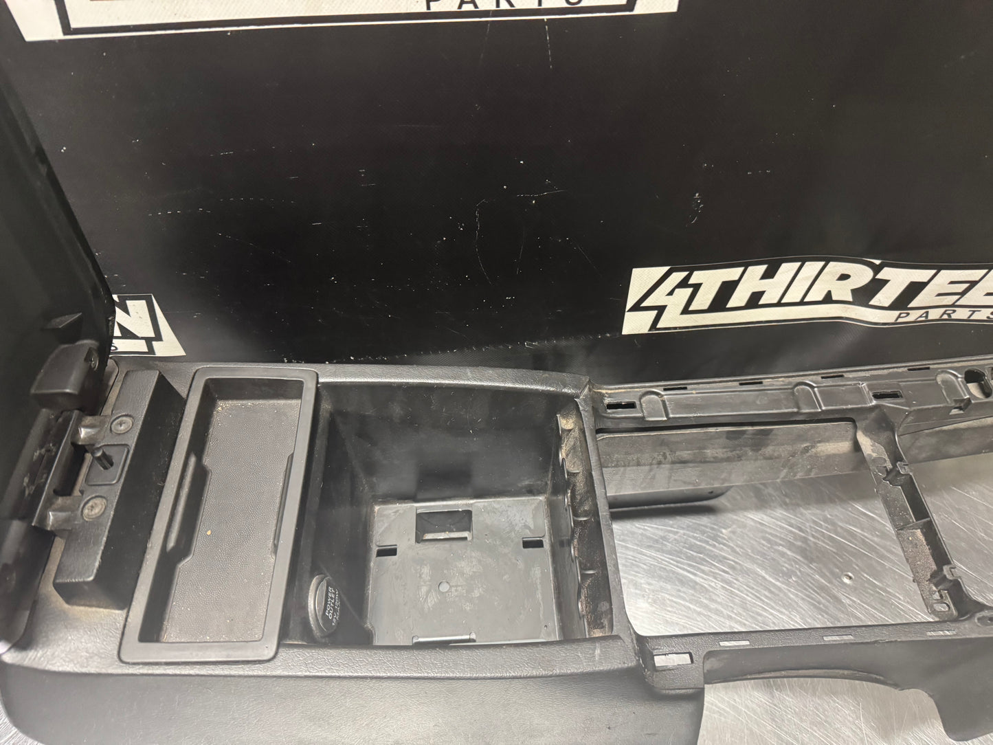 04-06 PONTIAC GTO CENTER CONSOLE ASSEMBLY WITH ARMREST OEM #N312