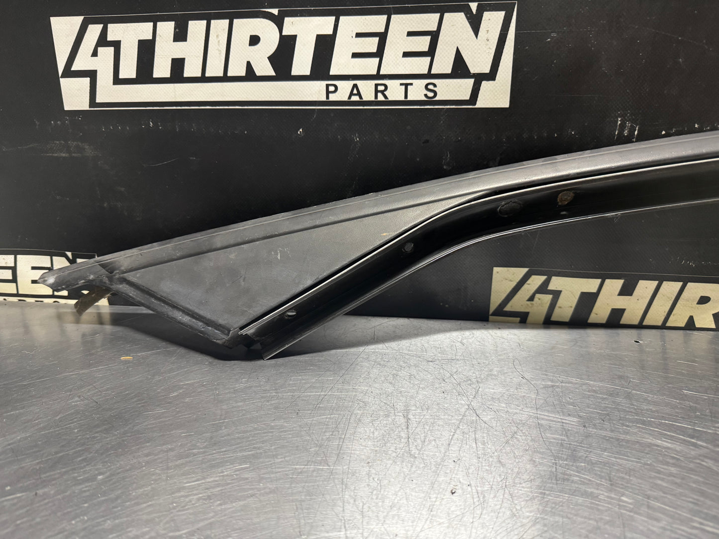 97-04 C5 CORVETTE LH DRIVER EXTERIOR A PILLAR MOLDING 10422997 OEM #N285