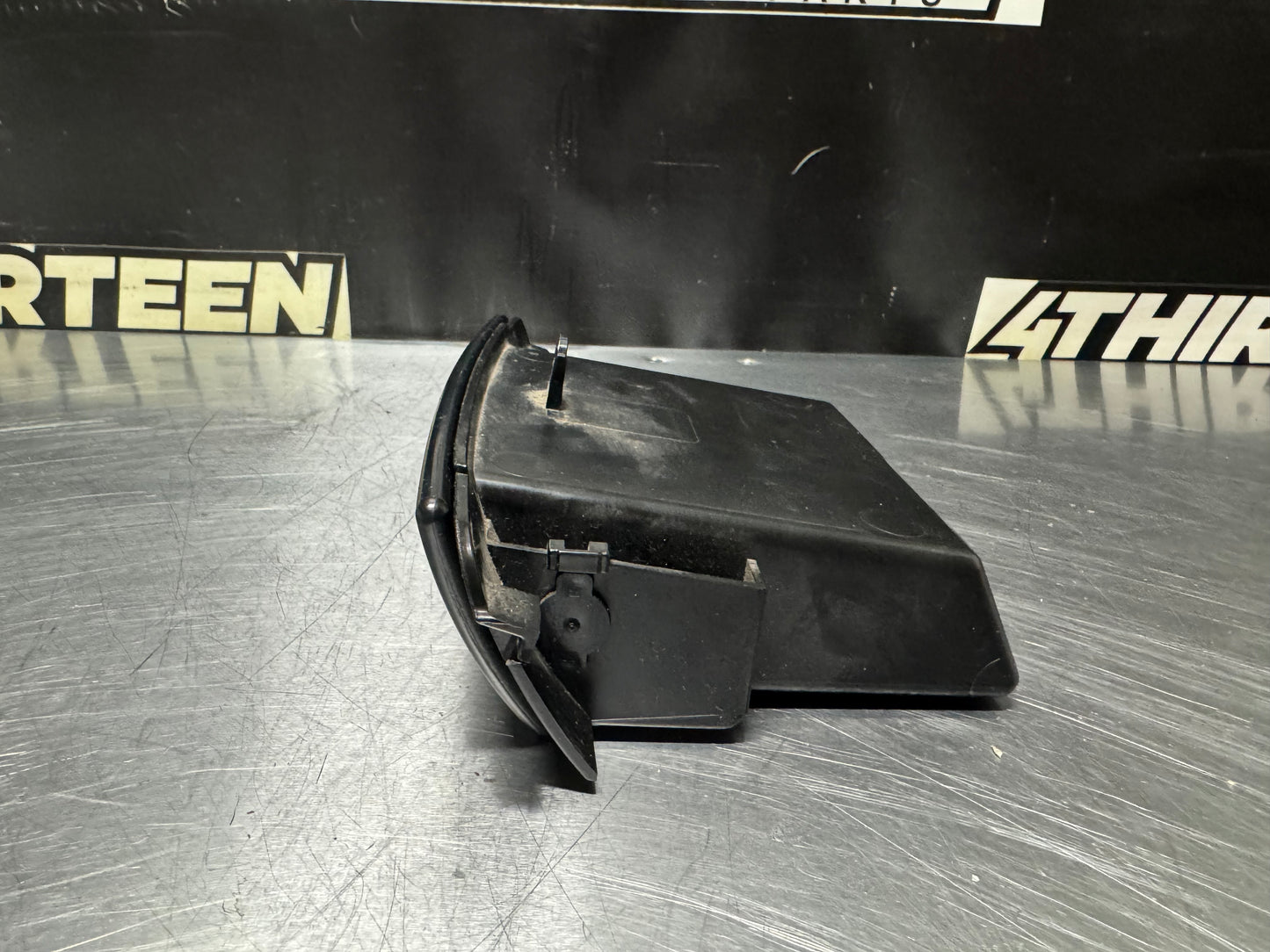 04-06 PONTIAC GTO CENTER CONSOLE LOWER COMPARTMENT #N136