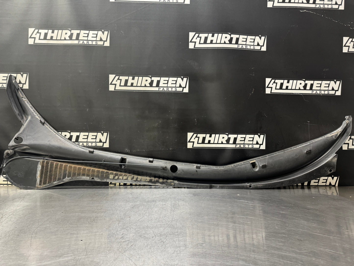 97-04 C5 CORVETTE WINDSHIELD WIPER COWL 10446063 OEM #N59