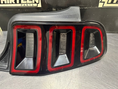 13-14 FORD MUSTANG LED RH PASSENGER TAIL LIGHT DR33-13B504-AG OEM #N680