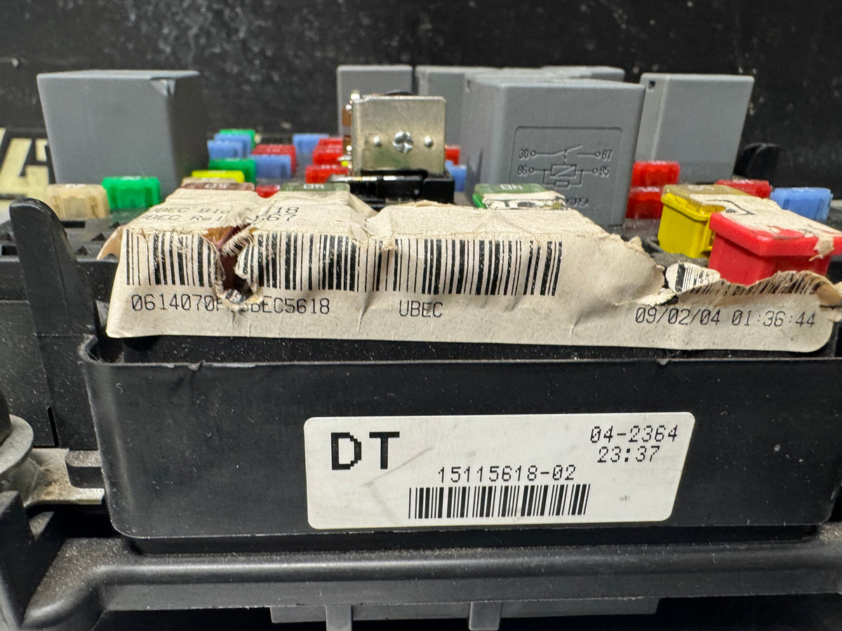 03-05 CHEVY SILVERADO GMC SIERRA 2500 ENGINE BAY FUSE BOX 15115615-02 OEM #X37