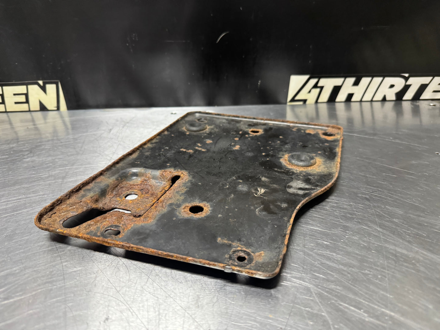 99-07 CHEVROLET SILVERADO BATTERY TRAY 15735435 OEM #N204