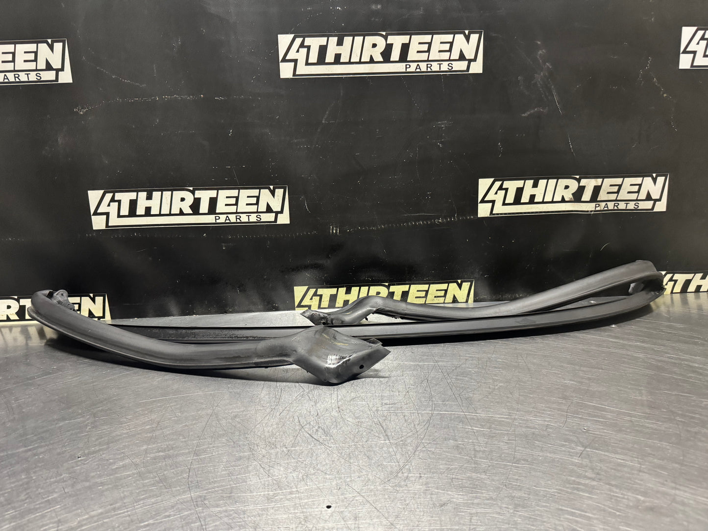 97-04 CORVETTE C5 FRONT WINDSHIELD SEAL / WEATHERSTRIPPING OEM #N541