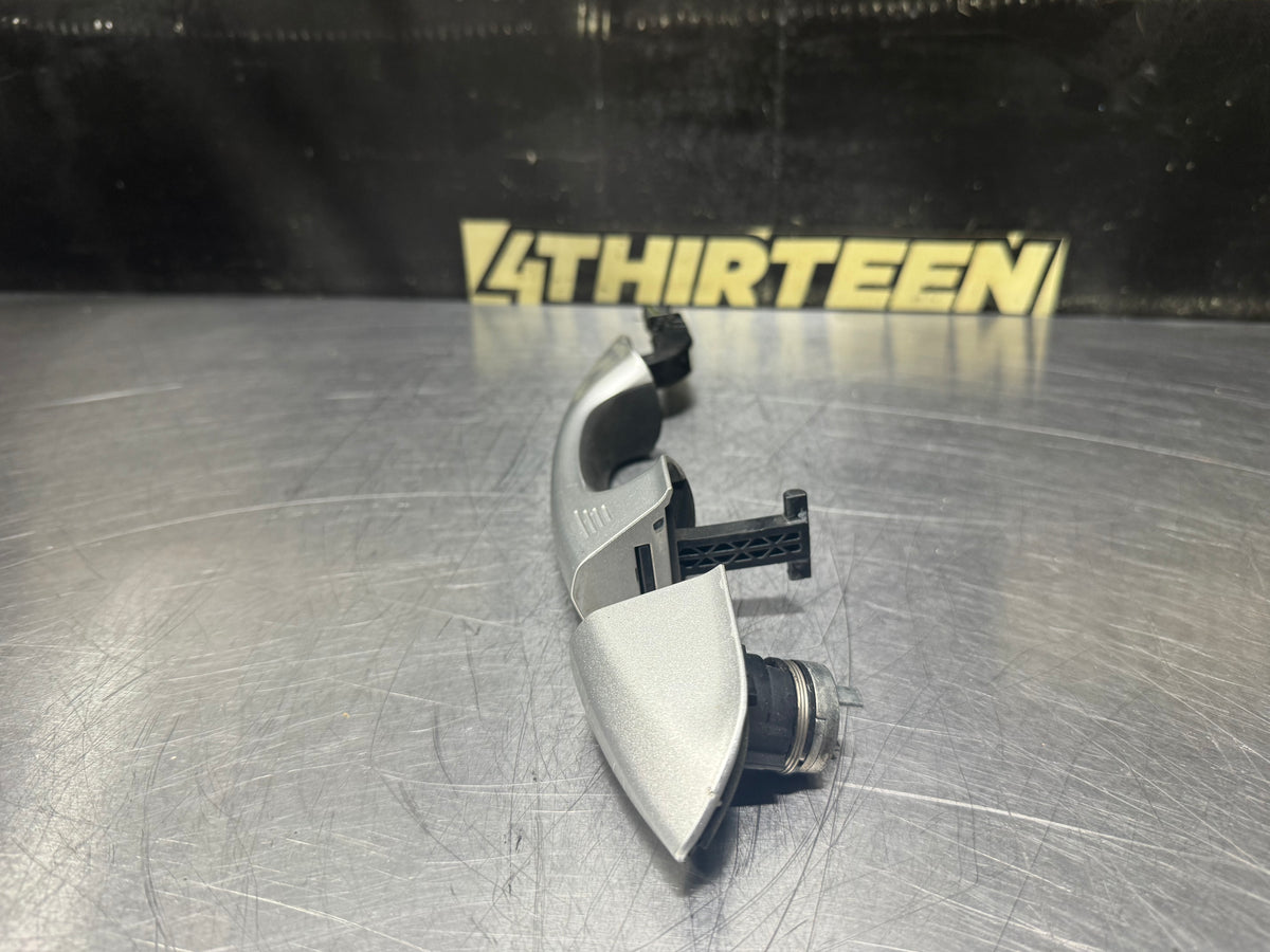 18-23 FORD MUSTANG GT LH DRIVER SIDE EXTERIOR DOOR HANDLE SILVER OEM #V20
