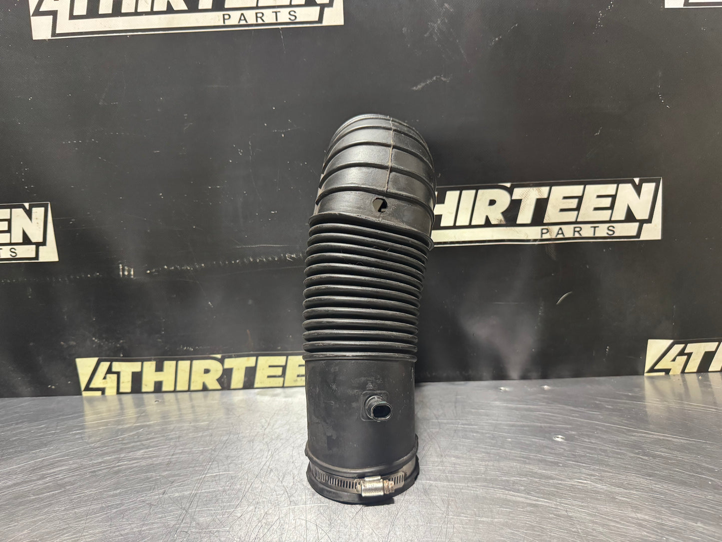 04 PONTIAC GTO AIR INTAKE RUBBER HOSE INTLET OEM #N461