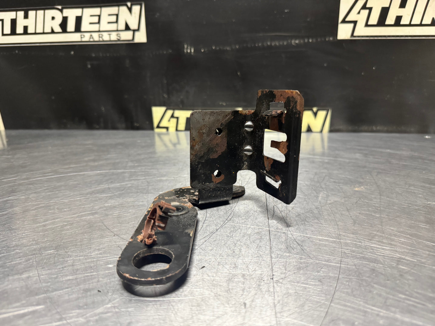 04-06 PONTIAC GTO POWER STEERING RESERVOIR BRACKET OEM #N482